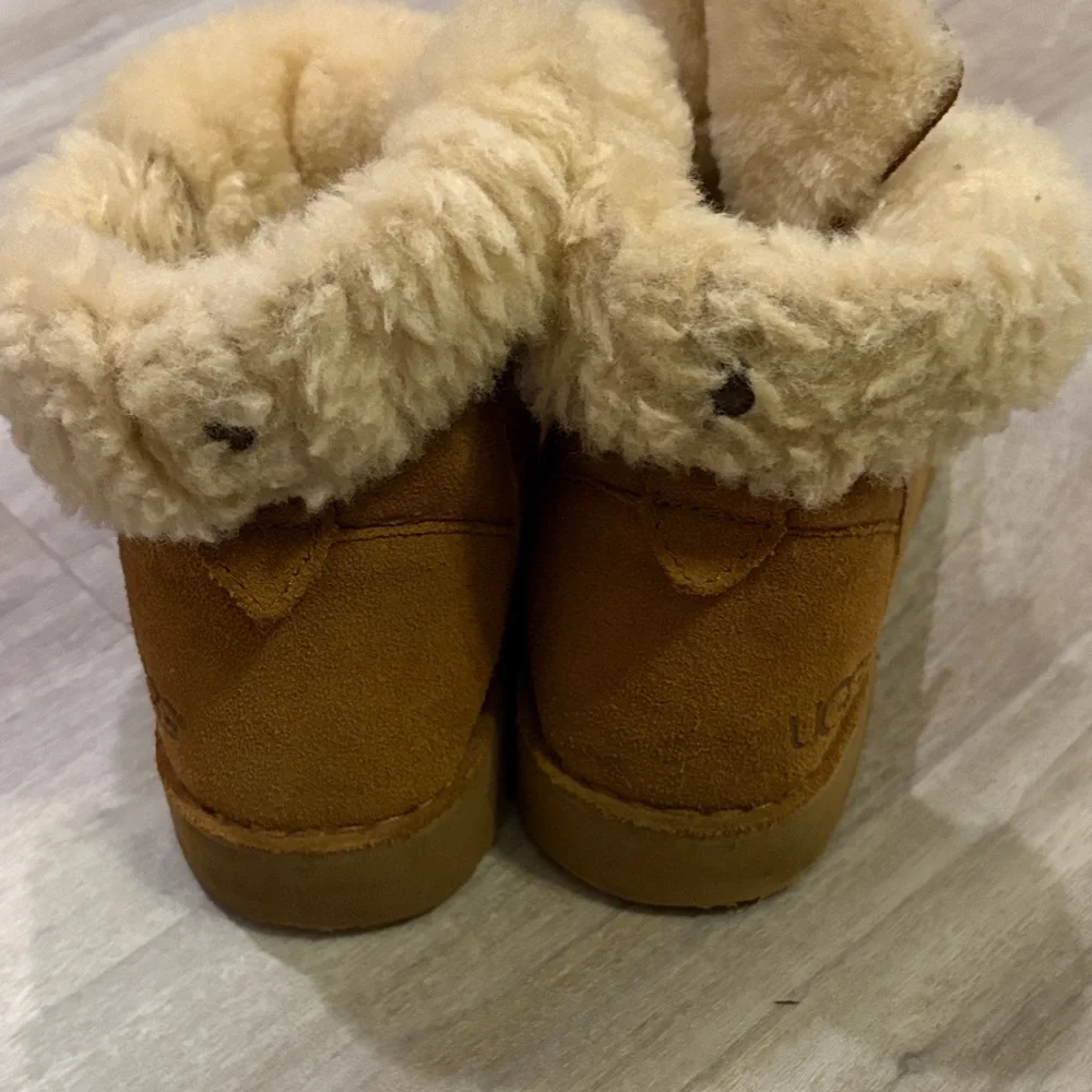 UGG Chestnut Boots with Cream Fur - Picture 3 of 5